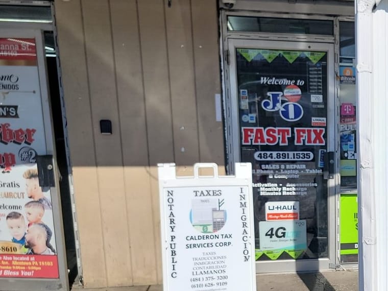 Entrada y letrero de Calderon Tax Services en Allentown, PA